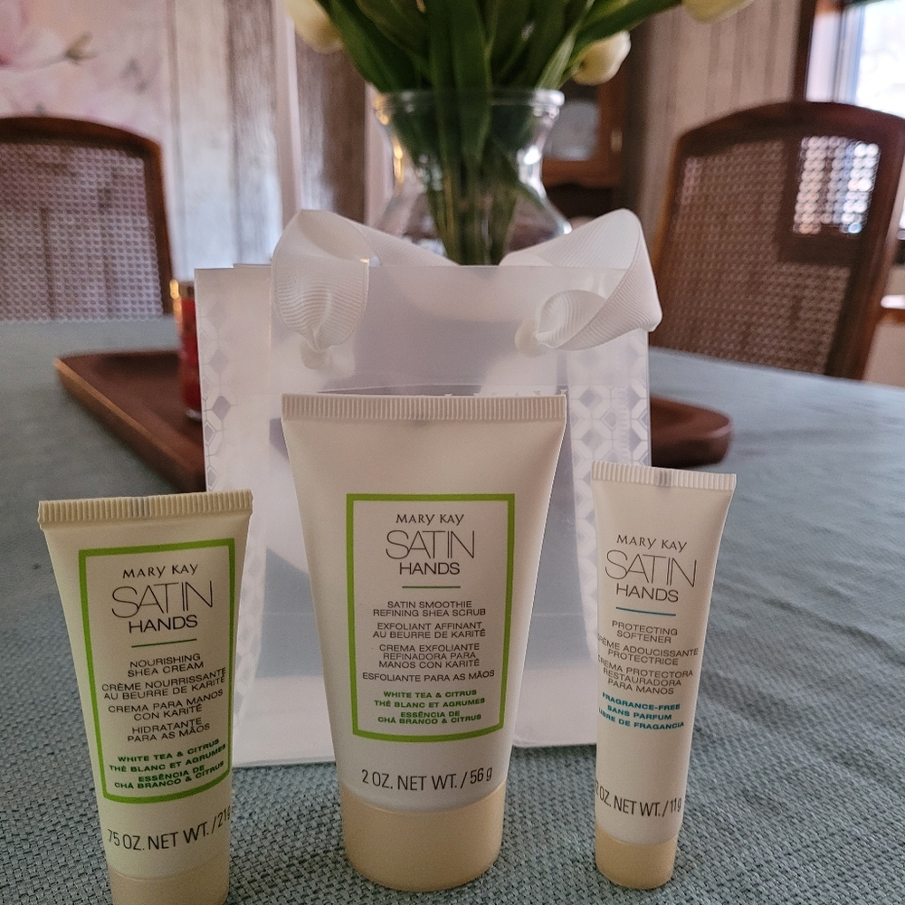 MK Satin hands travel set